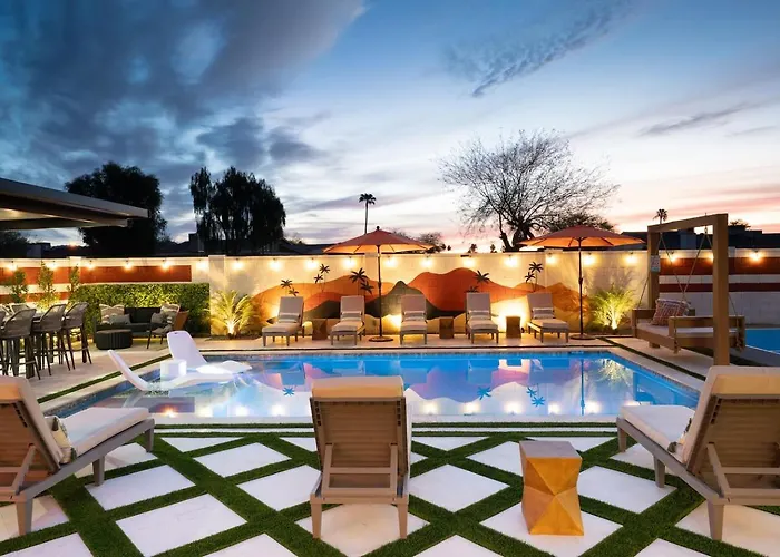 Holiday home 7br Lux Pool & Pickleball Oasis W/speakeasy