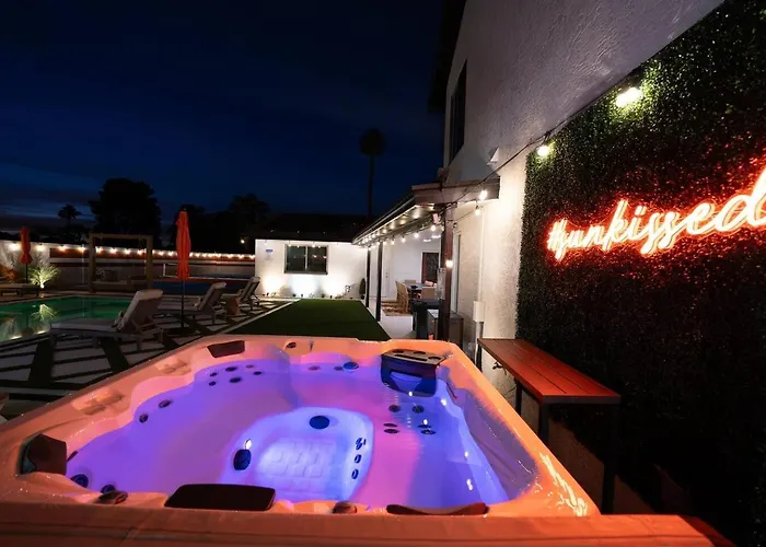 7br Lux Pool & Pickleball Oasis W/speakeasy Holiday home