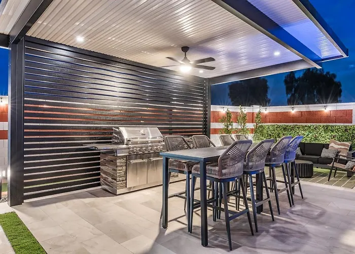 7br Lux Pool & Pickleball Oasis W/speakeasy Holiday home *