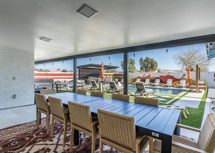 Holiday home 7br Lux Pool & Pickleball Oasis W/speakeasy *