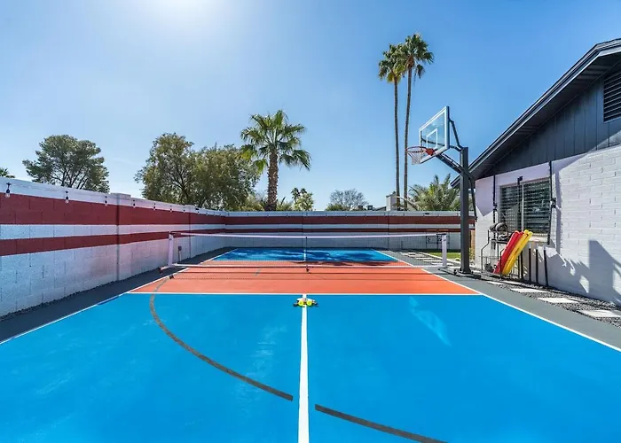 Holiday home 7br Lux Pool & Pickleball Oasis W/speakeasy *