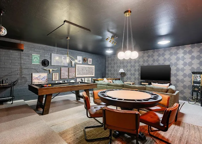 7br Lux Pool & Pickleball Oasis W/speakeasy Holiday home *