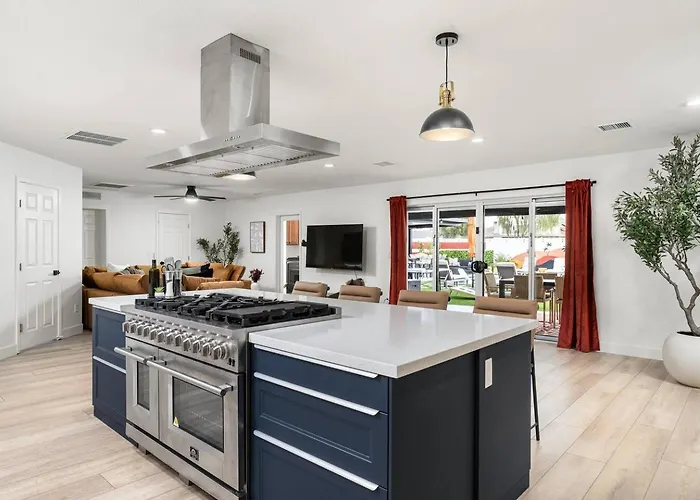 7br Lux Pool & Pickleball Oasis W/speakeasy Holiday home