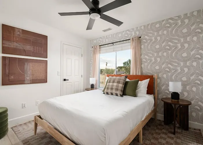 7br Lux Pool & Pickleball Oasis W/speakeasy Holiday home Phoenix