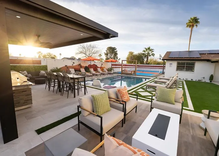 7br Lux Pool & Pickleball Oasis W/speakeasy Holiday home *