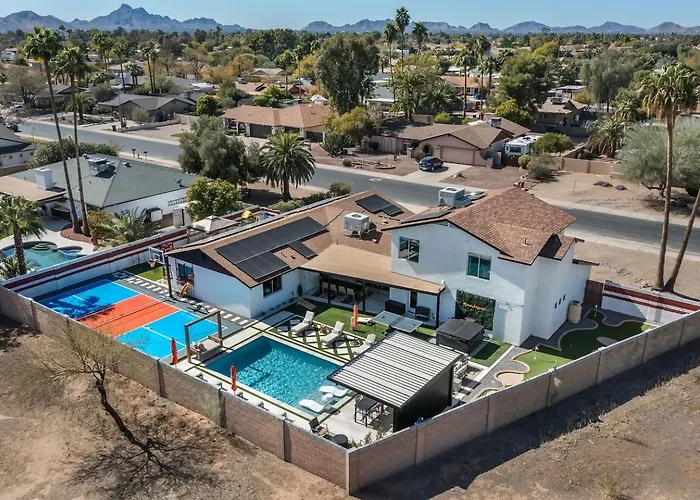 7br Lux Pool & Pickleball Oasis W/speakeasy Holiday home